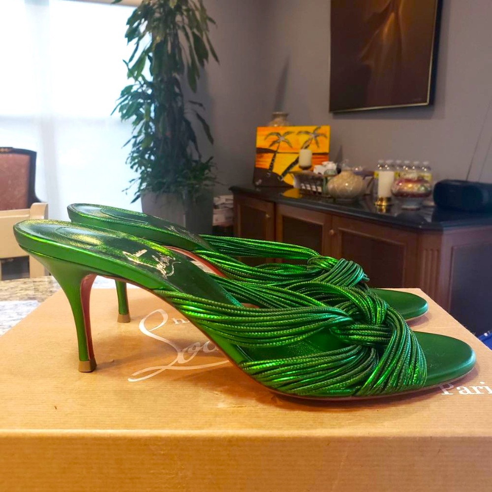 NEW Christian Louboutin Multitasking Sandal in size 38 Metallic Vibrant Green